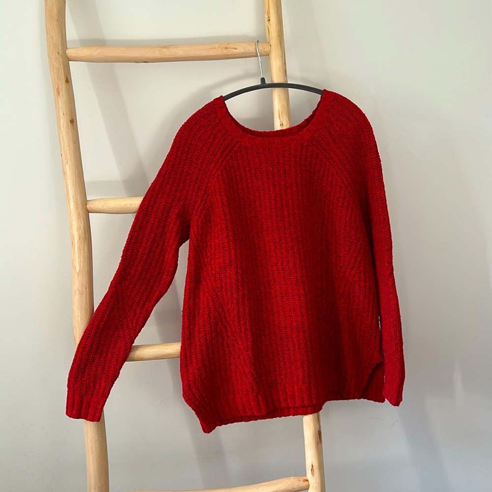 American Eagle Sweater 

Size M 
Red